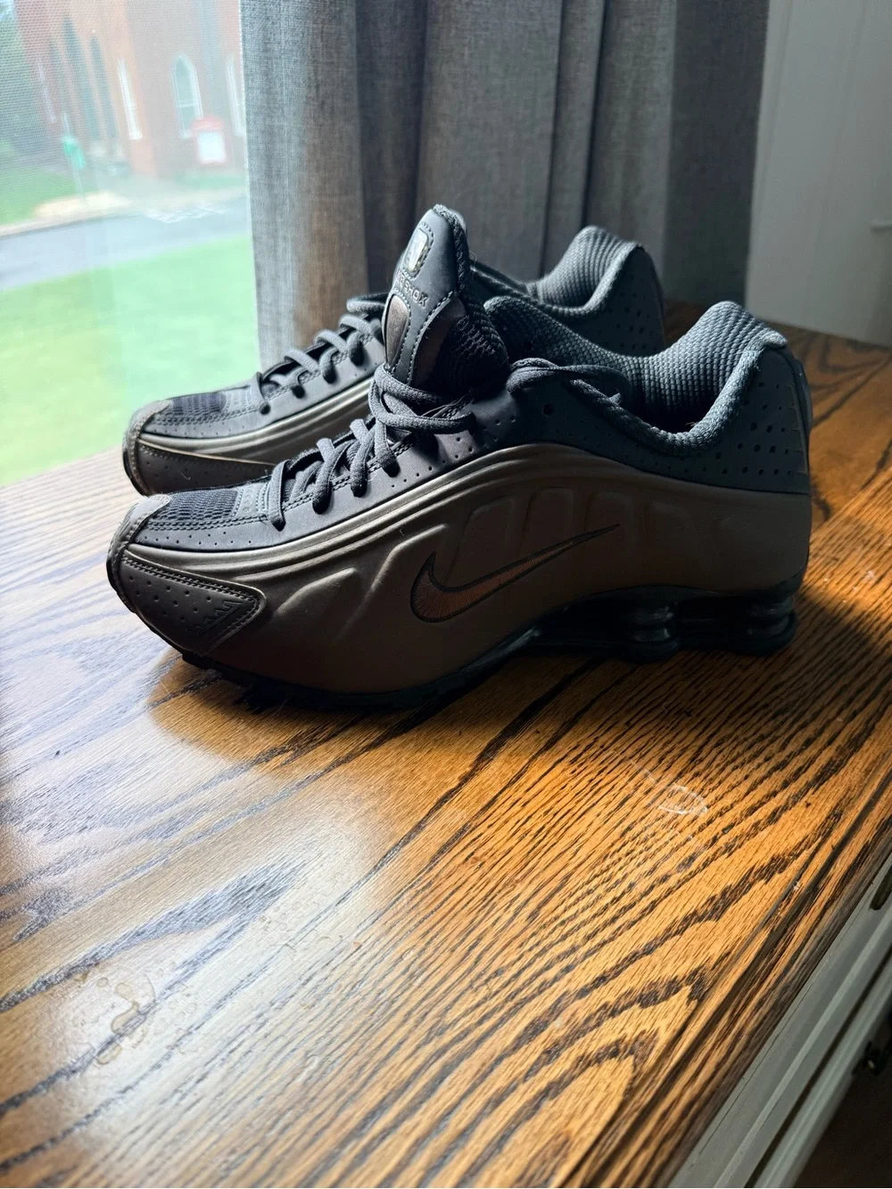 Nike Women’s Shox R4 Black and Brown Size 9
